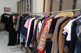 مركز ارشاد الكريعات: السيد/ مهدي عبد همان يتبرع بملابس جديدة (138) قطعة 