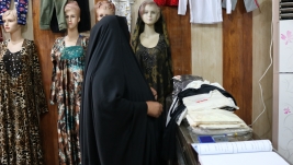 فرع البصرة :  توزيع تبرع العيني الملابس النسائيه  من خلال محلات الشاكري الخيرية